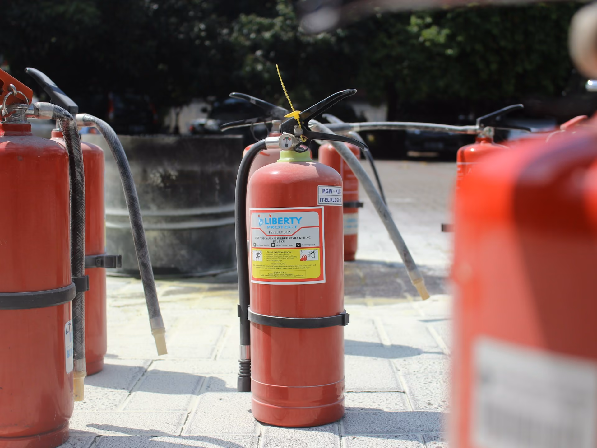 Lot d'extincteurs regroupés pour la recharge