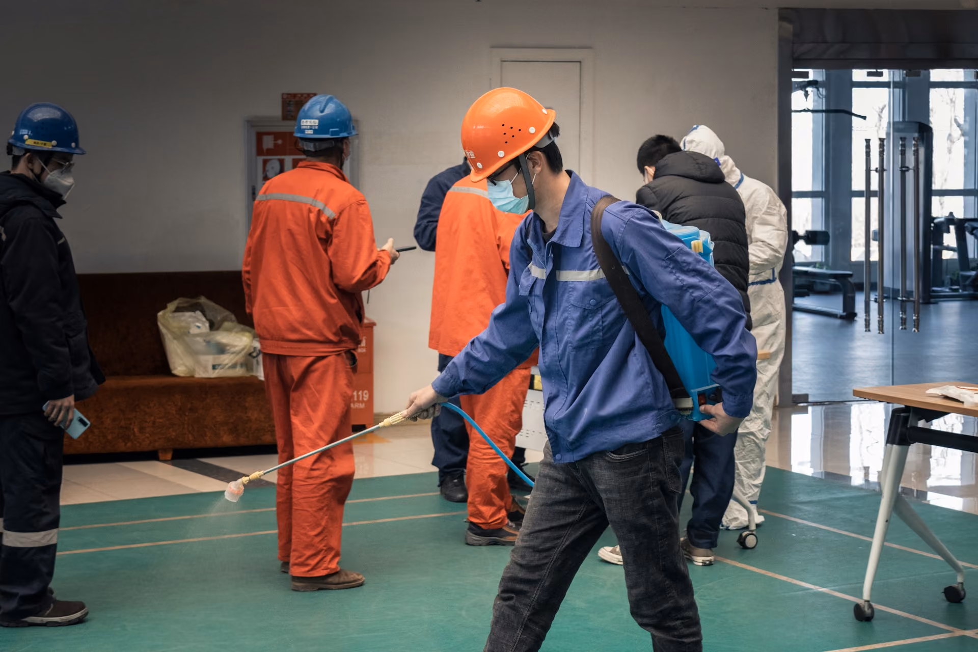 Équipe en combinaisons orange et casques de chantier